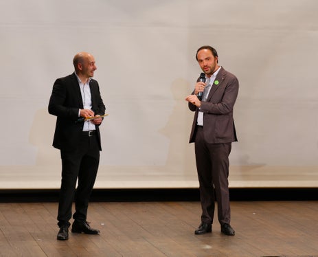 Schuldirektor Matthias Ratering im Gespräch mit Landesrat Philipp Achammer über die Entwicklung der WFO Franz Kafka Meran und die Anforderungen an eine zeitgemäße wirtschaftliche Ausbildung. (Foto: LPA/Deutsche Bildungsdirektion/Stefanie Ausserer)