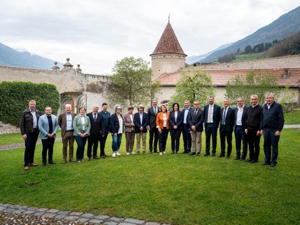 Zur Halbzeit der Legislaturperiode 2024-2028 trifft sich die Landesregierung mit den Bürgermeistern und Präsidenten der Bezirksgemeinschaften zu Sondersitzungen. Das dritte dieser Treffen fand am 14. April auf Schloss Goldrain in der Gemeinde Latsch statt. (Foto: LPA/Fabio Brucculeri)