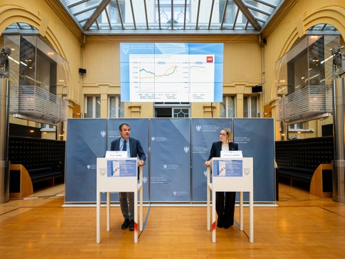 “Sereno con qualche nuvola passeggera”: così Stefan Luther, direttore del Servizio Mercato del lavoro, e Magdalena Amhof, assessora provinciale al Lavoro, descrivono la situazione del mercato del lavoro altoatesino. (Foto: USP/Fabio Brucculeri)