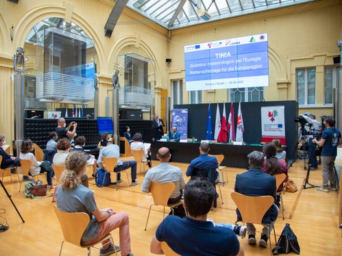 La presentazione del bollettino meteo dell'Euregio TINIA si è svolta nel cortile interno di Palazzo Widmann (Foto: ASP/Fabio Brucculeri)