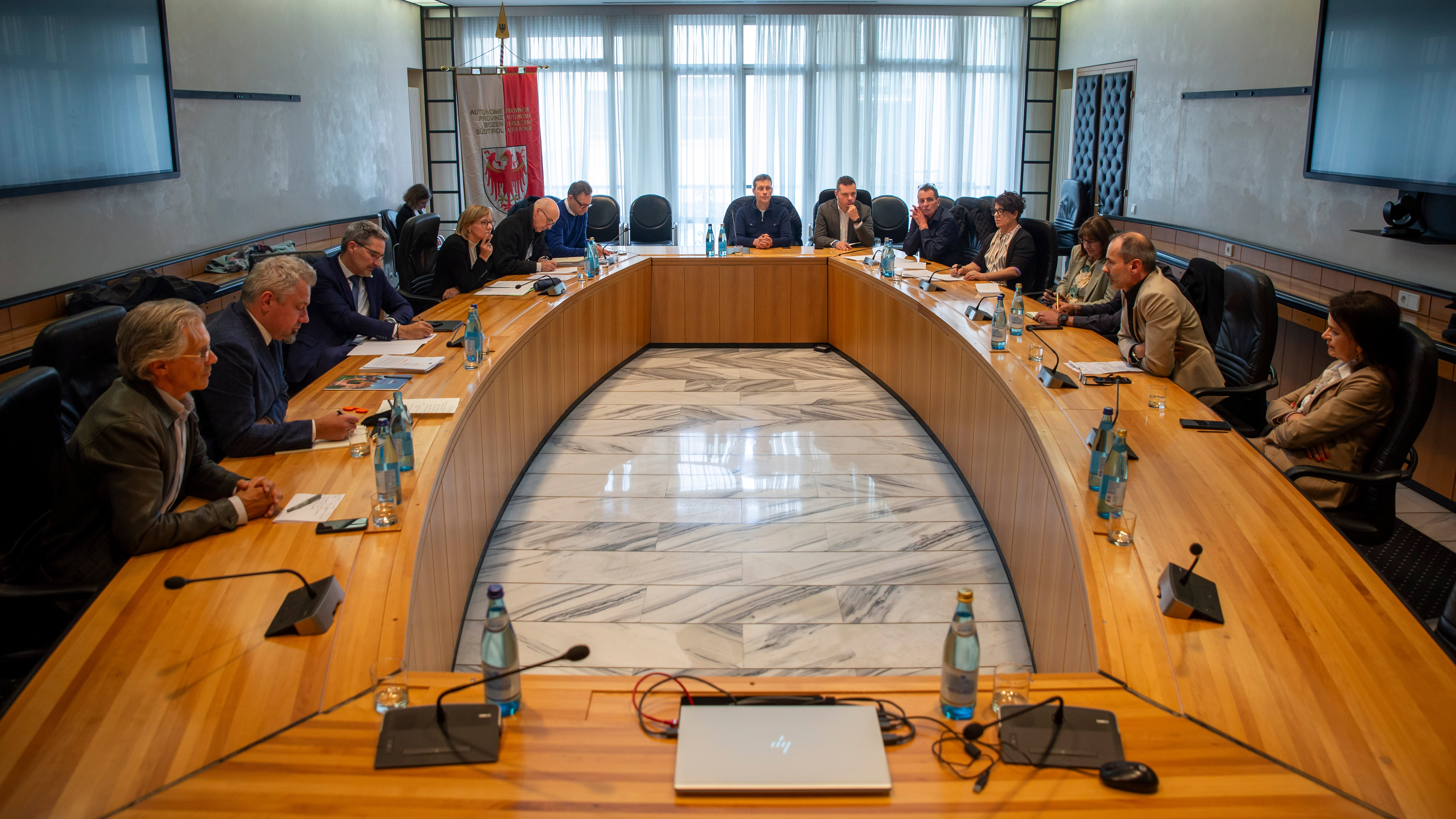 Rafforzare la cooperazione tra Provincia e sindacati. Il presidente Kompatscher e l'assessora provinciale Amhof hanno incontrato oggi i vertici delle quattro confederazioni sindacali altoatesine ASGB, SGB/CISL, AGB/CGIL e UIL/SGK. (Foto: ASP/Fabio Brucculeri)