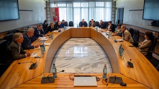 Wollen die Zusammenarbeit verstärken: Landeshauptmann Kompatscher und Landesrätin Amhof haben heute die Spitzen der vier Südtiroler Gewerkschaftsbünde ASGB, SGB/CISL, AGB/CGIL und UIL/SGK getroffen. (Foto: LPA/Fabio Brucculeri)