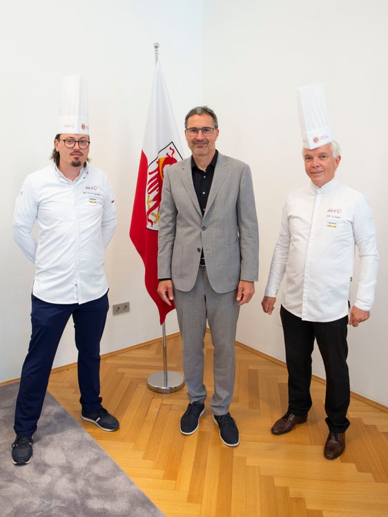Führungswechsel an der Spitze des Südtiroler Köcheverbandes: LH Kompatscher mit Reinhard Steger (r.), 24 Jahre lang Präsident, und seinem Nachfolger Patrick Jageregger (l.). (Foto: LPA/Fabio Brucculeri) 