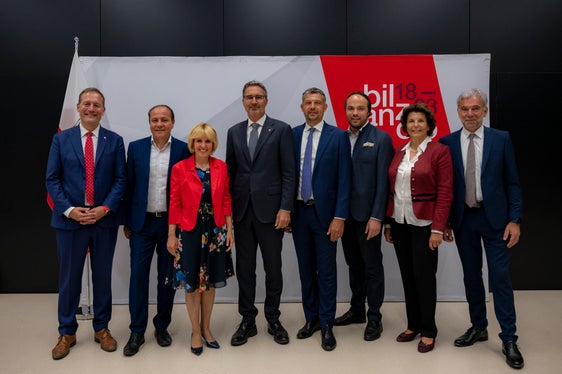Gruppenfoto der Landesregierung vor der Abschlussveranstaltung #Bilanz18_23 (Foto: LPA/Manuela Tessaro)
