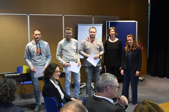 Die Lehrer technischer Fächer mit Mentorin Iris Gatterer und Landesschuldirektorin Sigrun Falkensteiner (Foto: LPA/Margit Pichler)