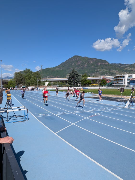 Nell'anno scolastico 2025/26 sono state organizzate complessivamente 45 manifestazioni sportive in ambito scolastico in Alto Adige. Nella foto, il Campionato provinciale studentesco di atletica leggera sul campo CONI di Aslago. (Foto: USP/Direzione Istruzione e Formazione tedesca/Jonas Mathá)