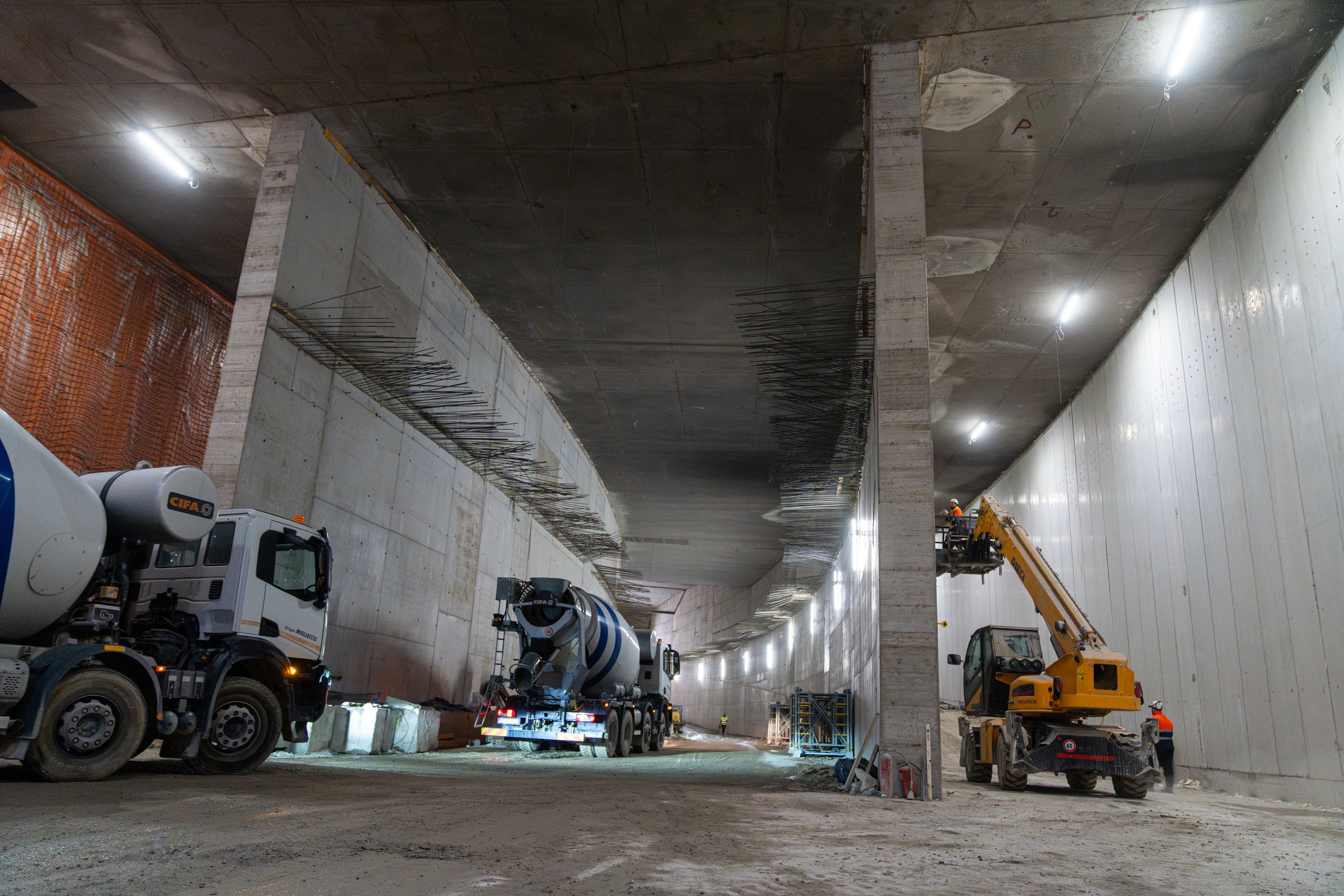 Si lavora alacremente alla costruzione della circonvallazione nord-ovest di Merano, affinché la galleria possa essere aperta al traffico nel tardo autunno del 2026. Nel dicembre 2025 è stato completato il rivestimento della galleria nel tratto compreso tra il portale di Monte San Zeno e la rotatoria sotterranea ed è stato applicato un primo strato di asfalto. (Foto: USP/Carron Bau)