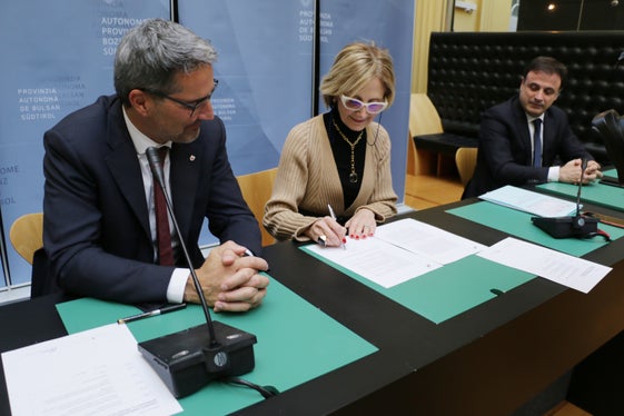 Da sinistra il presidente, Kompatscher, la commissaria straordinaria, Firmi, e il rappresentante RFI, Romeo (Foto: ASP/Ingo Dejaco)