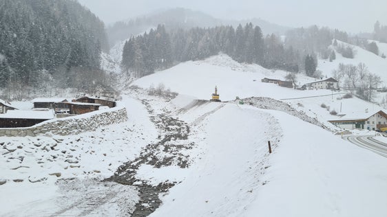 Baustelle im Laufe der Jahreszeiten: Abschluss der Arbeiten an Dammbauten und Ufermauern am Toffringbach, winterlich am 28. November (Foto: LPA/Landesamt für Wildbach- und Lawinenverbauung Nord in der Agentur für Bevölkerungsschutz/Jan Kobald)(Foto: LPA/Landesamt für Wildbach- und Lawinenverbauung Nord in der Agentur für Bevölkerungsschutz)