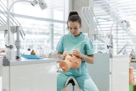 Wer vor 1999 eine Ausbildung in einem Gesundheitsberuf abgeschlossen hat, kann nun um Gleichstellung ansuchen. (Foto: LPA/ Tiberio Sorvillo)
