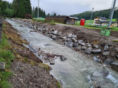 Nachher: Der Bautrupp mit Vorarbeiter Armin Oberarzbacher hat im Mittellauf des Sextnerbaches in Sexten-Moos die Uferschutzmauern mit trocken verlegten Zyklopensteinen erneuert, das Bachbett aufgeweitet und ökologisch mit Buhnen und Totholz aufgewertet. (Foto: LPA/Landesamt für Wildbach- und Lawinenverbauung Ost in der Agentur für Bevölkerungsschutz)