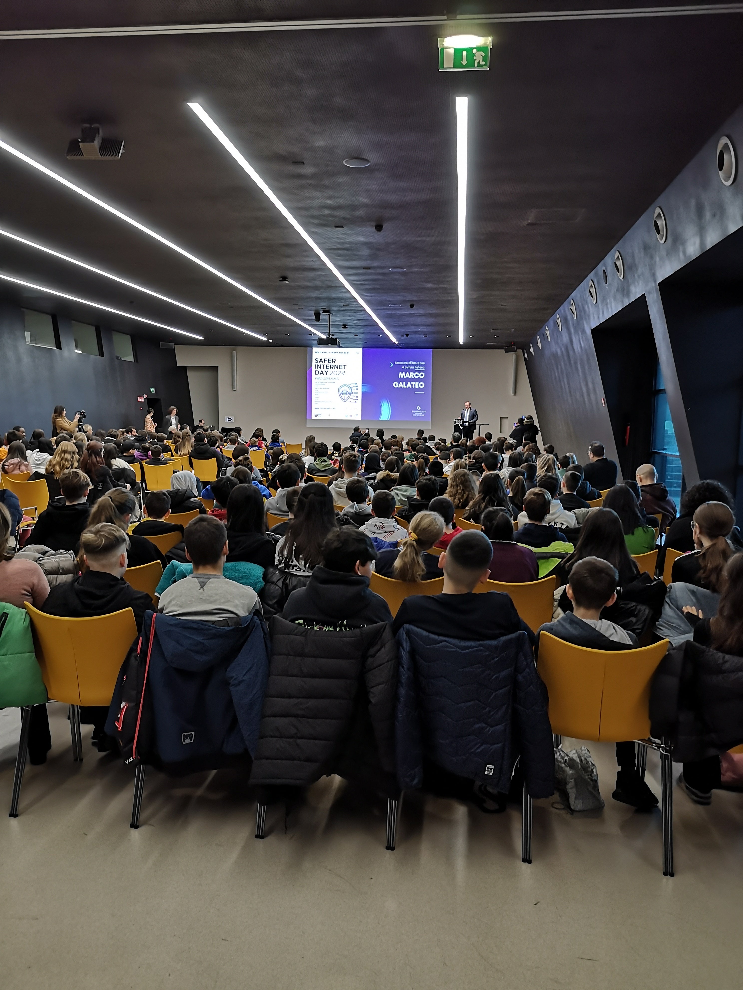 Rischi e potenzialità dell’intelligenza artificiale sono stati al centro del percorso proposto al NOI Techpark in collaborazione con la Scuola italiana nella cornice del Safer Internet Day 2024 (Foto: ASP/Direzione Istruzione e Formazione italiana)