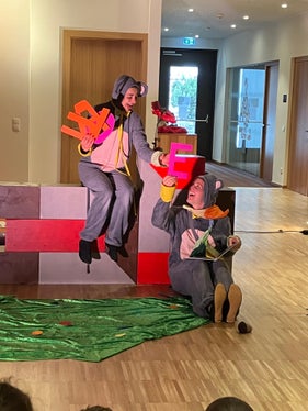 Ai mituns y ales mitans dles scolines ladines ti él gnü pité la poscibilité da tó pert ala rapresentaziun te dui lingac La sorücia Frederick y la forza dla fantasia. (Foto: USP/Intendënza y Cultura ladina)