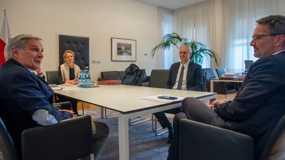 Il colloquio tra il presidente Kompatscher, Vittorio Longati e Paolo Mazzucato (Foto: ASP/Fabio Brucculeri) 