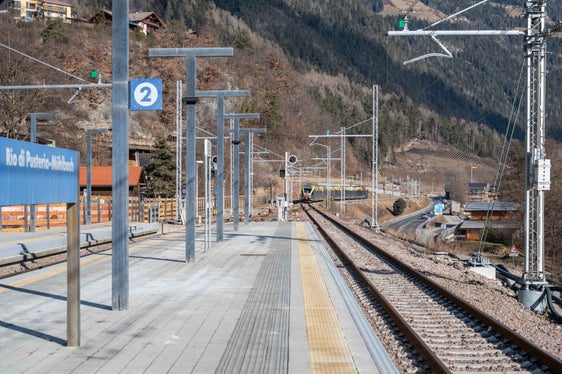 Dreizehn Bahnhöfe wurden erneuert: Mühlbach, Vintl, Ehrenburg, St. Lorenzen, Bruneck, Bruneck Nord, Percha, Olang, Welsberg, Niederdorf, Toblach, Innichen und Vierschach (Foto: LPA/Greta Stuefer)