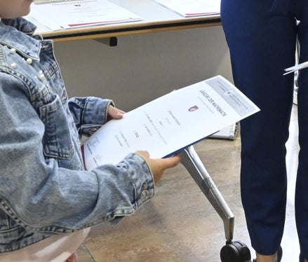 103 Schülerinnen und Schüler aus 40 Schuldirektionen in Südtirol haben am 21. Mai im Kolpinghaus in Bozen eine Auszeichnung für ihre Leistung beim Wettbewerb Känguru der Mathematik auf Landesebene erhalten. (Foto: LPA/Deutsche Bildungsdirektion/Margit Pichler)