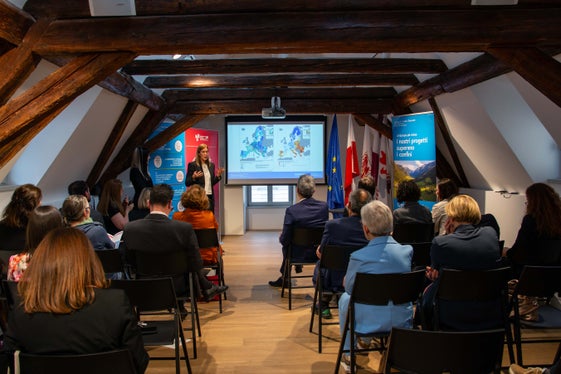 Martha Gärber, direttrice della Ripartizione Europa della Provincia autonoma di Bolzano, ha parlato delle numerose attività dell'Euregio nel Programma Interreg. (Foto: ASP/Greta Stuefer)