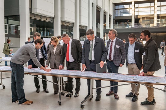 Nella foto, il RUP Davide Maniezzo mostra alcuni dettagli tecnici del progetto. (Foto: USP/Greta Stuefer)