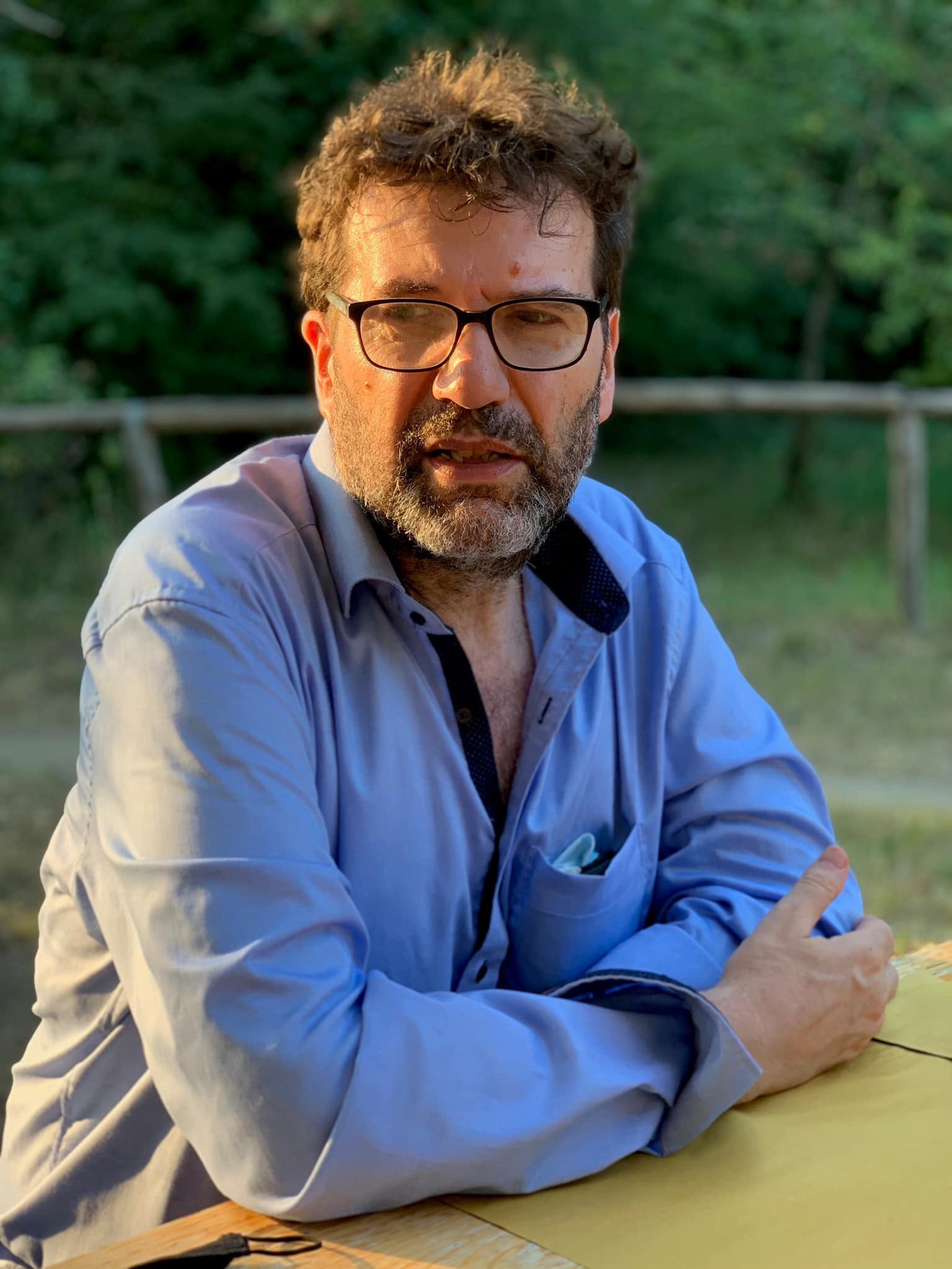 Oswald Egger, Schriftsteller und Zeichner aus Lana, wird 2024 mit dem Georg Büchner-Preis ausgezeichnet. Die Deutsche Akademie für Sprache und Dichtung würdigt damit unter anderem Eggers Wortkosmos, der in der Mehrsprachigkeit und den Landschaften seiner Südtiroler Heimat fußt. (Foto: Literatur.Lana)