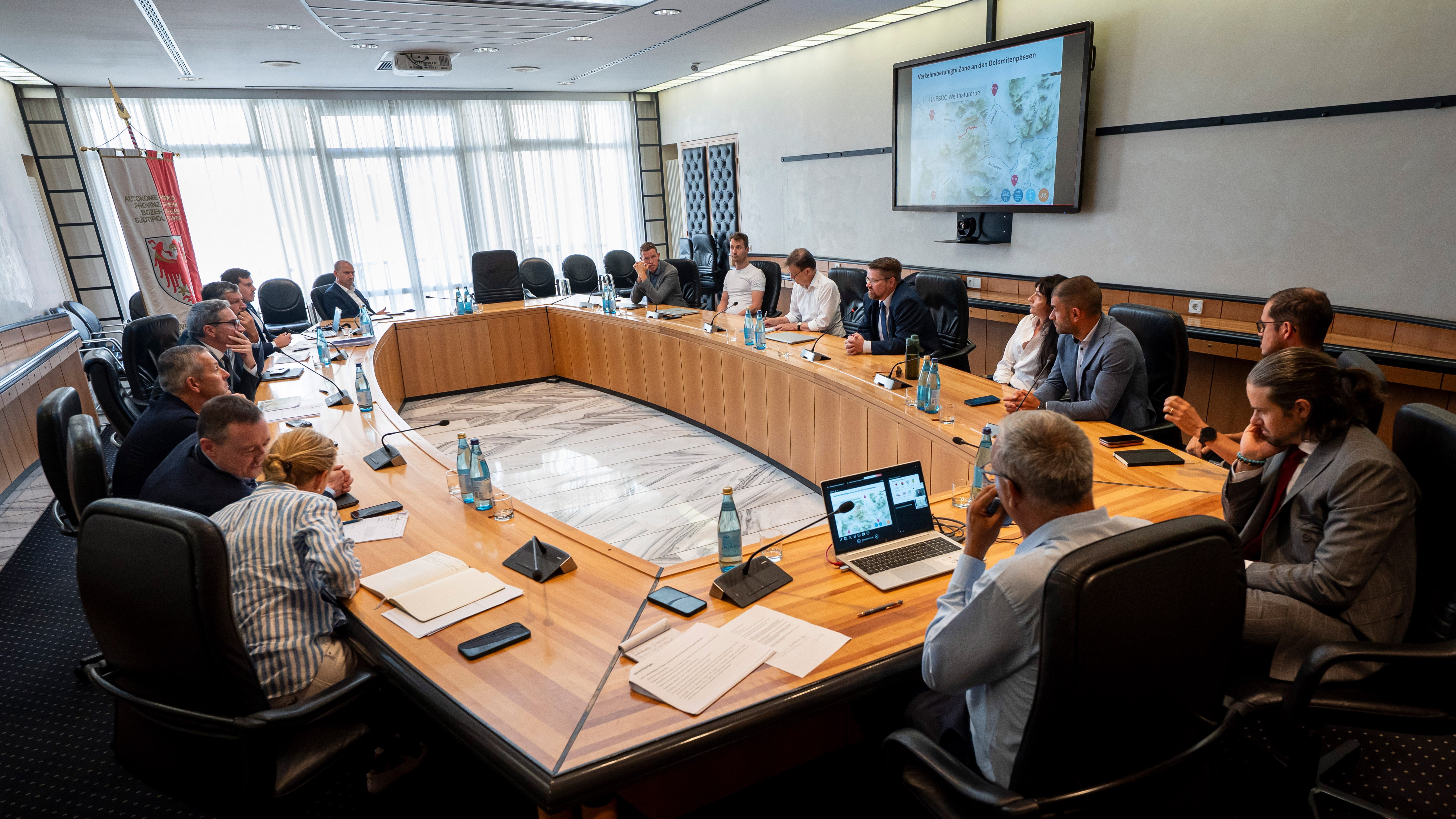N juebia ai 9 de lugio iel tla sala dla Jonta tl Palaz Widmann a Bulsan stat na ancunteda n con' dl manejamënt dl trafich sun l Jëuf de Frea. (Foto: USP/Fabio Brucculeri) 