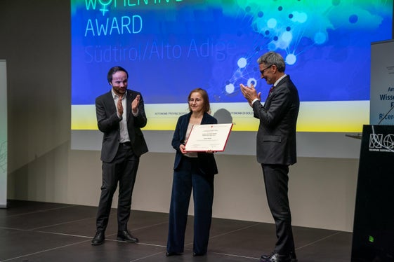 La neurogenetista Irene Pichler è stata applaudita dall'assessore Philipp Achammer, dal presidente Arno Kompatscher e dal pubblico presente alla cerimonia di premiazione. La ricerca di Pichler si concentra su Parkinson e Restless legs syndrom (Foto: USP/Daniel von Johnston)
