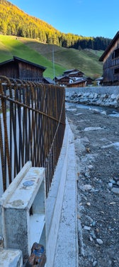 Der Bewehrungsstahl (links gut ersichtlich) wurde eingesetzt, um die Belastbarkeit der Uferschutzmauer entlang der Ahr in Prettau zu erhöhen. (Foto: LPA/Landesamt für Wildbach- und Lawinenverbauung Ost in der Agentur für Bevölkerungsschutz)