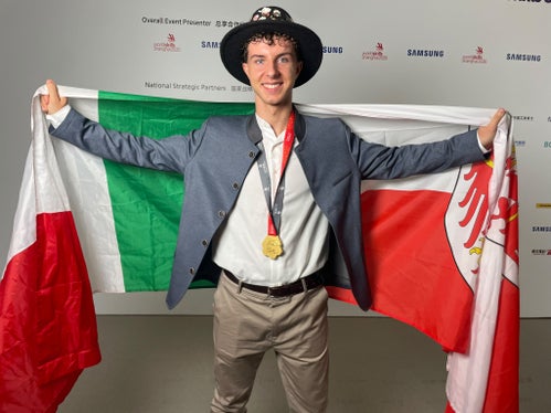 Il grafico multimediale Liam Fiechter di Casateia (comune di Racines) ha sbaragliato la concorrenza ai WorldSkills di Shanghai, conquistando la medaglia d’oro per l’Alto Adige. (Foto: Camera di commercio di Bolzano/Elias Priller)