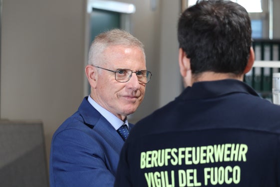 Sein Besuch in den Zentralen der Agentur für Bevölkerungsschutz in den Tagen um Ferragosto hat Tradition: Regierungskommissär Vito Cusumano. (Foto: LPA/Maja Clara)
