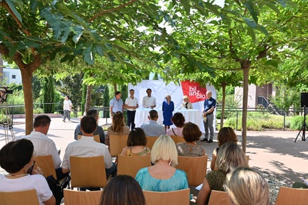 Oggi (17 luglio), presso il Grieserhof di Bolzano, l'assessora provinciale Waltraud Deeg ha tracciato un bilancio del suo mandato insieme ai partner delle sue aree di competenza. (Foto: ASP/Manuela Tessaro)