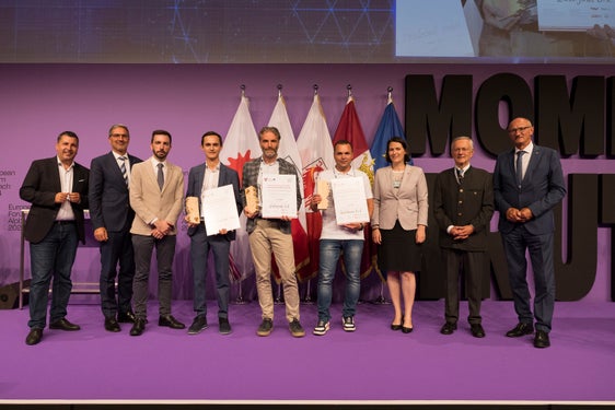 Sieger des Euregio-Innovationspreises: (Bildmitte mit Diplomen v. l.) Sebastian Holzer (2. Platz), Matteo Dall'Amico (1. Platz), Stefano Martini (3. Platz), gemeinsam mit (v. l.) Marcus Hofer (Jurypräsident und Geschäftsführer Standortagentur Tirol), Euregio-Präsident und Landeshauptmann Arno Kompatscher, Landesrat Simone Marchiori, Barbara Thaler (Präsidentin Wirtschaftskammer Tirol), Michl Ebner (Präsident Handelskammer Bozen) und Landeshauptmann Anton Mattle (Foto: Land Tirol/Sedlak)