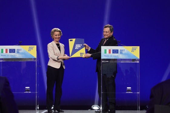 EU-Kommissionspräsidentin Ursula von der Leyen hat am 22. Juni Ministerpräsident Mario Draghi die positive Bewertung Brüssels für den italienischen Aufbauplans überreicht. (Foto: EU-Mediathek)