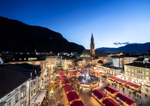 Auf den Christkindlmarkt in Bozen kommt man von Mailand aus vom 8. bis 10. Dezember bequem mit dem Zug. Extrafahrten werden angeboten. (Foto: Idm/AlexFilz)