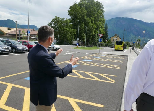 Den Umstieg auf öffentliche Verkehrsmittel leichter machen, soll der neue intermodale Parkplatz in Sigmundskron: LR Alfreider begutachtet die abgeschlossenen Bauarbeiten. (Foto: LPA/Ingo Dejaco)