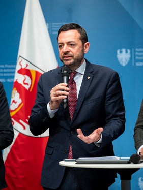 “Vorrei ribadire con chiarezza una scelta politica concreta: il riconoscimento di chi lavora ogni giorno nel settore dell'istruzione e della formazione. Donne e uomini che svolgono un ruolo fondamentale per il futuro della nostra comunità”, ha affermato l'assessore provinciale all'Istruzione italiana Marco Galateo. (Foto: USP/Fabio Brucculeri)