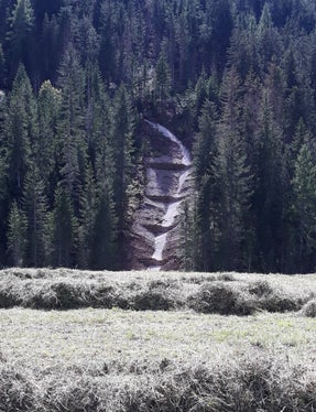 Ein Verbundsystem aus aufeinander gebauten Elementen aus Holz mit einem Füllkörper aus Erdstoff, sogenannte Holzkrainerwände, sichert jetzt die Hangrutschung am Wengener Bach. (Foto: Agentur für Bevölkerungsschutz/Amt für Wildbach- und Lawinenverbauung Ost)
