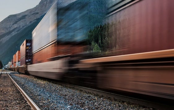 La Provincia continua a perseguire uno dei suoi obiettivi prioritari di politica della mobilità: il passaggio del trasporto merci dalla gomma alla rotaia (Foto: Pexels)