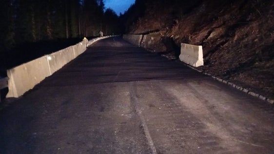 Wieder freie Fahrt zwischen Mühlbach und Meransen: Am Freitag, 6. Februar, um 18 Uhr, wurde die Landesstraße nach den nötigen Sicherheitseingriffen nach einem Steinschlag wieder für den Verkehr geöffnet. (Foto: LPA/Ressort für Infrastrukturen und Mobilität)