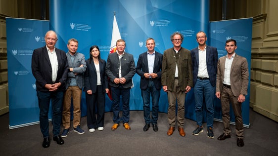 Setzen sich gemeinsam für die Kitzrettung ein (v.l.): Stefan Pan (Stiftung Sparkasse), Hanspeter Staffler (Dachverband für Natur und Umweltschutz), Gerlinde Wiedenhofer (Landestierärztlicher Dienst), Daniel Gasser (Südtiroler Bauernbund), Landesrat Luis Walcher, Landesjägermeister Günther Rabensteiner, Franz Hintner (Tierärztekammer) und Benedikt Terzer (Südtiroler Jagdverband). (Foto: LPA/Fabio Brucculeri)