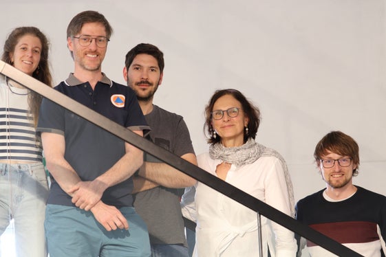 Lawinenwarndienst in der Agentur für Bevölkerungsschutz (von links): Silke Griesser (seit drei Jahren beim Lawinenwarndienst), Lukas Rastner (seit zwölf Jahren), Jakob Schwarz (seit einem Jahr), Amtsdirektorin Michela Munari und Daniel Battocletti, der seit September 2023 dabei ist. Das Bild entstand anlässlich einer internationalen Tagung am 15. Mai dieses Jahres im Waaghaus in Bozen. (Foto: LPA/Maja Clara)