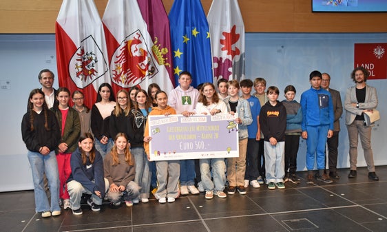 Die Klasse 2B der Mittelschule der Ursulinen in Bruneck zählt zu den Preisträgern der Kategorie 2 (Mittelschule). (Foto: Land Tirol/Dorfmann)