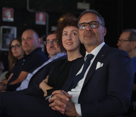 Auch Südtirols Landeshauptmann Arno Kompatscher (vorne) und die Trentiner Vertreterin im Euregio-Generalsekretariat, Elisa Bertò zeigten sich beeindruckt von der Darbietung des Euregio-Jugendblasorchesters im Teatro Sociale von Trient.  (Foto: Euregio/MoniQue Foto)