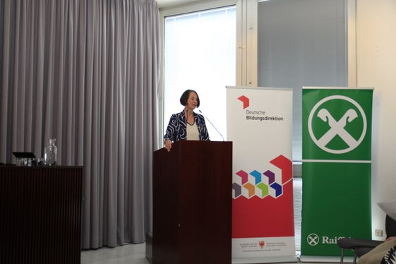 Schulinspektorin Barbara Pobitzer hob die Bedeutung der Teilnahme am QualitätsAudit für die Förderung der von der Wirtschaft geforderten Kompetenzen hervor. (Foto: LPA/Deutsche Bildungsdirektion)