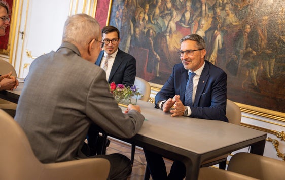 Beim Gespräch zwischen Bundespräsident Alexander Van der Bellen (Vordergrund) sowie (v.l.) Kabinettchef Dominik Holzer und Landeshauptmann Arno Kompatscher in Wien ging es auch um das Wiederherstellen autonomer Gestaltungsspielräume. (Foto: HBF/Daniel Trippolt)