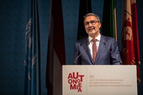 Il Presidente Kompatscher durante il suo intervento alla cerimonia odierna. (Foto: ASP/Ivo Corrà)