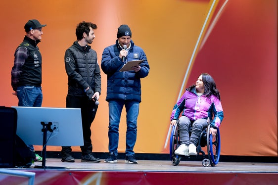 Am Podium erinnerten die Parasportler Alex Capovilla, Samuel De Chiara und Claudia Schuler an Paralympische Momente. (Foto: LPA/Manuela Tessaro)