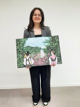 Patrizia Pichler Pandora, Schülerin der dritten Klasse, mit ihrem Gemälde zur Kurstadt Meran in Verbindung mit Agrotourismus bei der Präsentation ihrer Facharbeit (Foto: LPA/Fachschule für Hauswirtschaft und Ernährung Tisens)