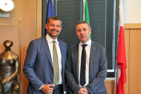 Wichtige Vorhaben für das Südtiroler Straßennetz umsetzen: Landesrat Daniel Alfreider und der neue Direktor der Landesabteilung Tiefbau Umberto Simone. (Foto: LPA/Ingo Dejaco)