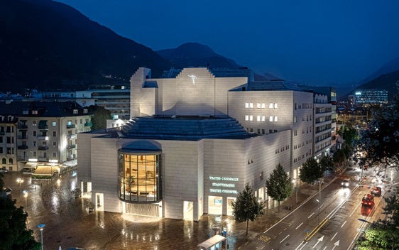 Die Stiftung Stadttheater und Konzerthaus Bozen ist für Wartung, Verwaltung, die technischen Dienste und die Publikumsdienste im Stadttheater (im Bild) und im Konzerthaus zuständig. (Foto: Stadttheater/Facebook)