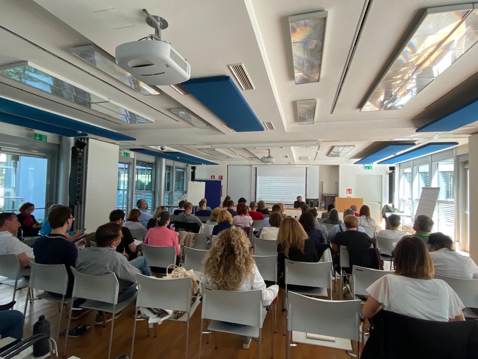 Circa 50 ispettori si sono riuniti nell'auditorium di Palazzo 12 a Bolzano per un corso di formazione in materia di sicurezza sul lavoro con l'avvocato milanese Rolando Dubini. (Foto: USP/Ispettorato del lavoro)
