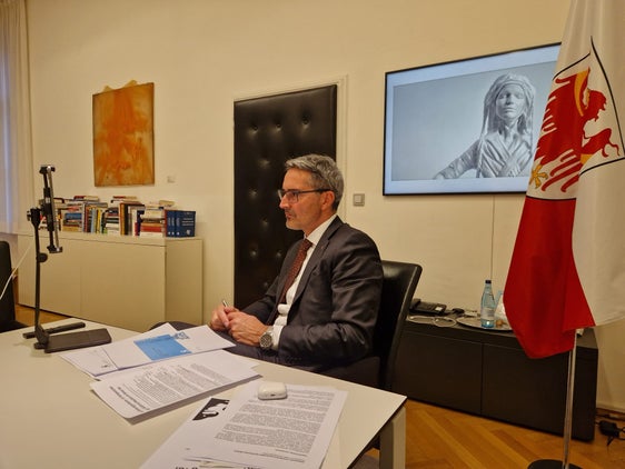 Il presidente Kompatscher ha espresso le perplessità e la preoccupazione della Provincia legate al ridimensionamento del ruolo del presidente della Repubblica ed al premio di maggioranza al 55%, tornando a proporre il superamento del bicameralismo perfetto attraverso la creazione di una vera Camera delle Regioni e delle Province autonome (Foto: ASP/mdg)